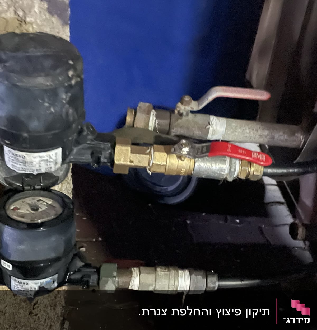 מד מים וצינורות עם ברזים במערכת אינסטלציה